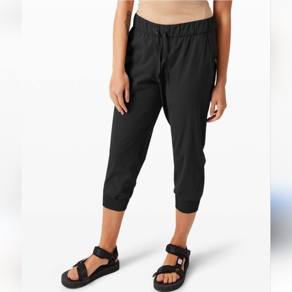 Lululemon on the fly crop joggers black sz 12 WP165 - Picture 1 of 6